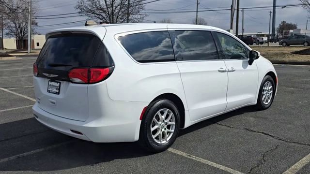 Used 2022 Chrysler Voyager LX image 6