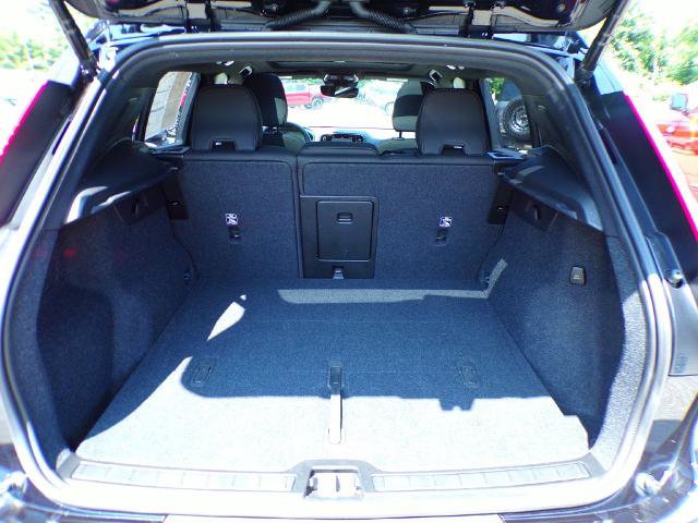 Used 2025 Volvo XC40 B5 Plus AWD/4WD image 9