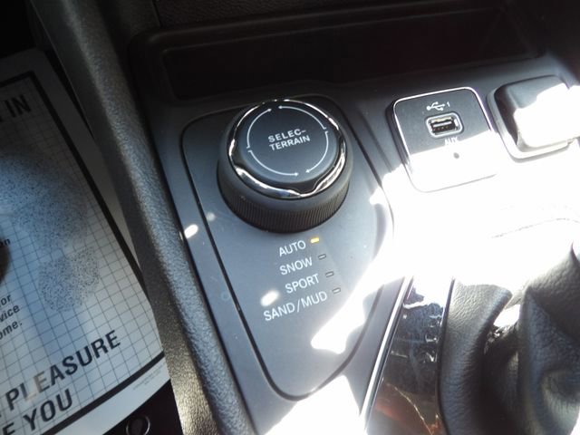 Used 2021 Jeep Cherokee Latitude Plus AWD/4WD image 28