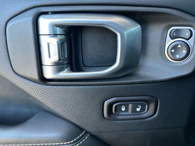 Used 2018 Jeep Wrangler Unlimited Sahara AWD/4WD image 14