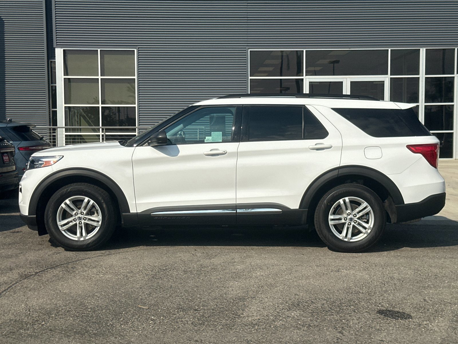 Certified 2022 Ford Explorer XLT w/ Class IV Trailer Tow Package image 2