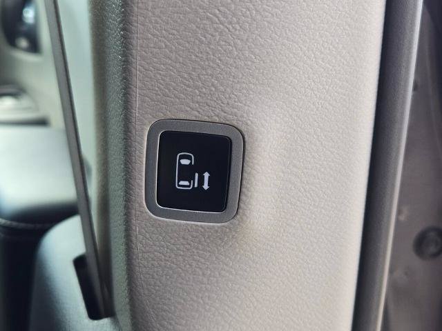 Used 2023 Chrysler Pacifica Touring-L FWD image 11