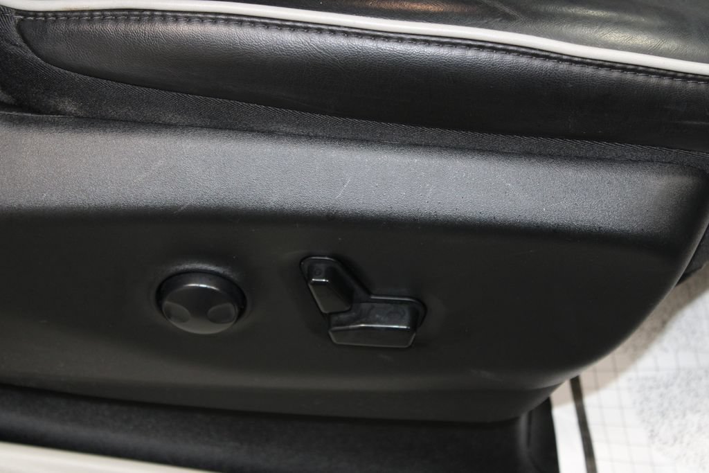 Used 2023 Chrysler Pacifica Limited FWD image 32