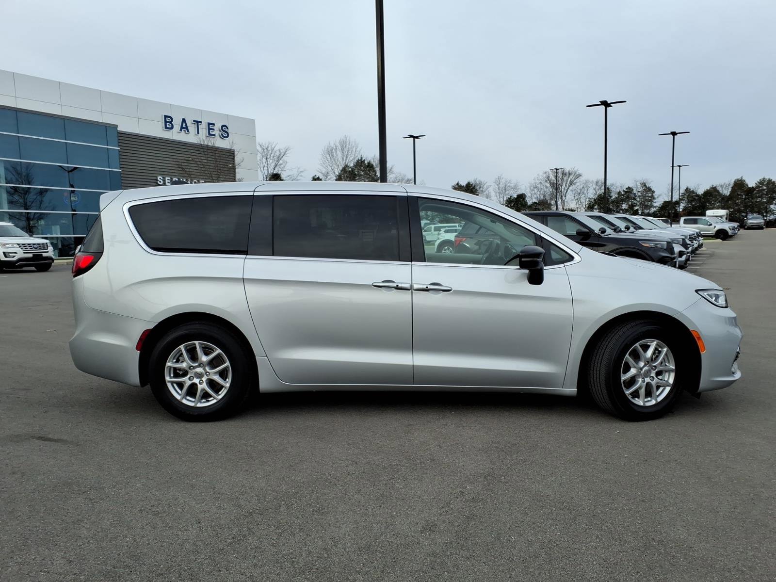 Used 2024 Chrysler Pacifica Touring-L image 6