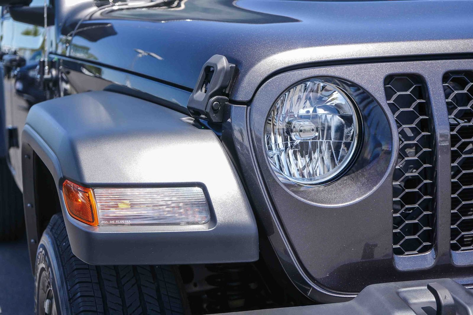 Used 2023 Jeep Gladiator Sport AWD/4WD image 4