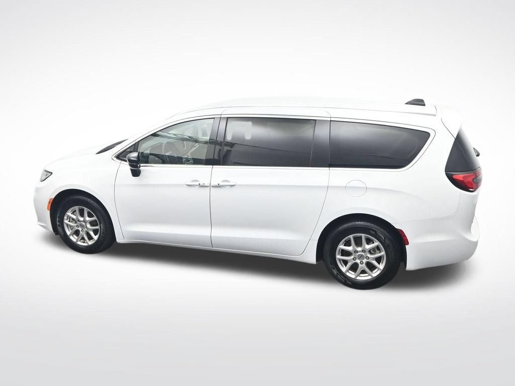 Used 2024 Chrysler Pacifica Touring-L FWD image 30