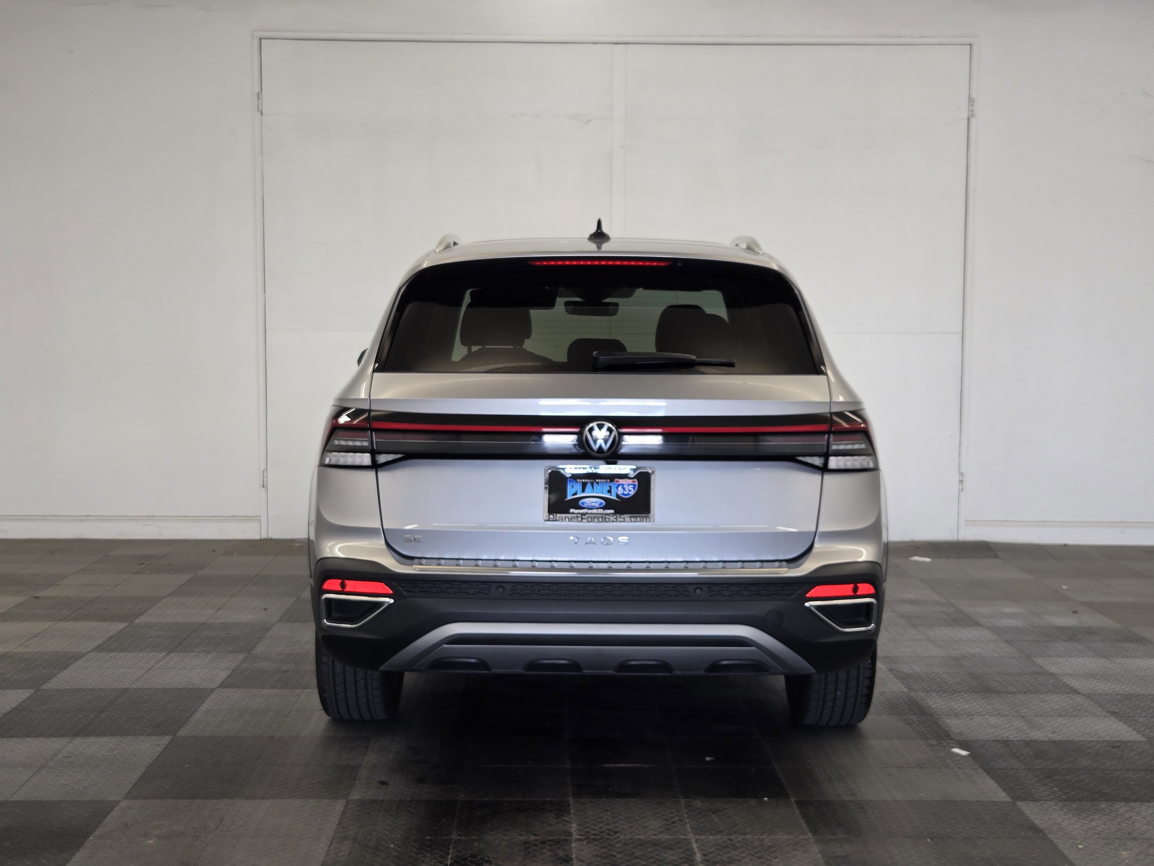 Used 2025 Volkswagen Taos SE w/ Panoramic Sunroof Package FWD image 6