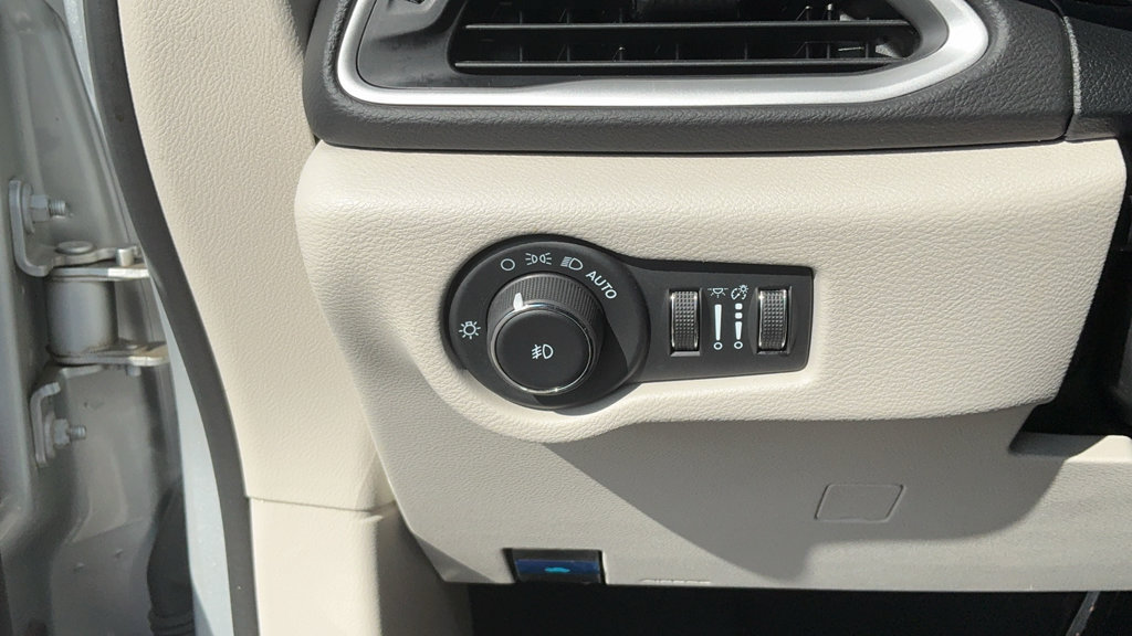 Used 2024 Chrysler Pacifica Touring-L FWD image 17
