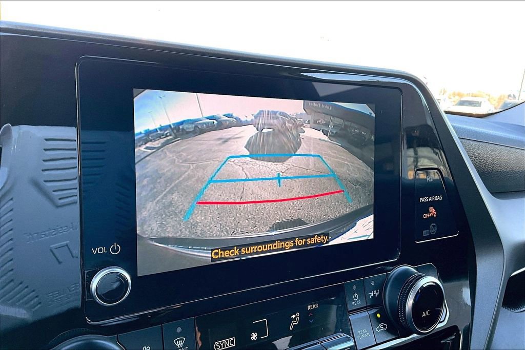 Used 2024 Toyota Highlander LE FWD image 20