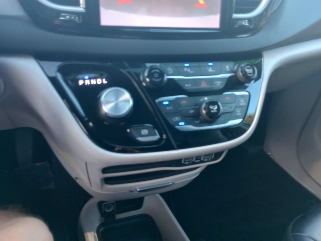 Used 2023 Chrysler Pacifica Touring-L FWD image 29