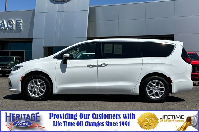 Used 2023 Chrysler Pacifica Touring-L image 7