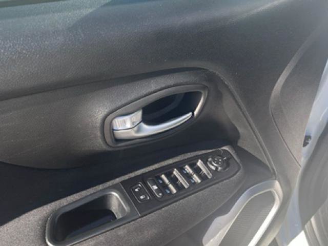 Used 2018 Jeep Renegade Latitude w/ Popular Equipment Group image 9