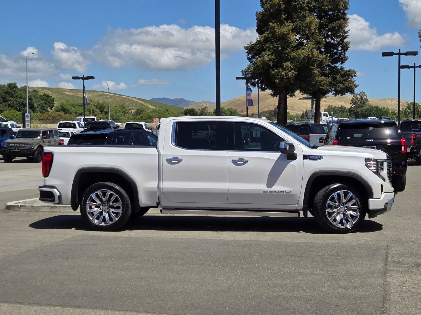 Used 2023 GMC Sierra 1500 Denali w/ Denali Reserve Package AWD/4WD image 3