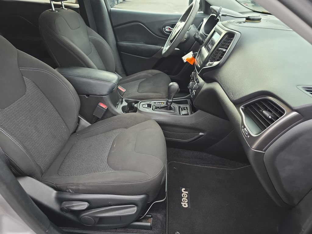 Used 2019 Jeep Cherokee Latitude w/ Popular Appearance Group FWD image 32
