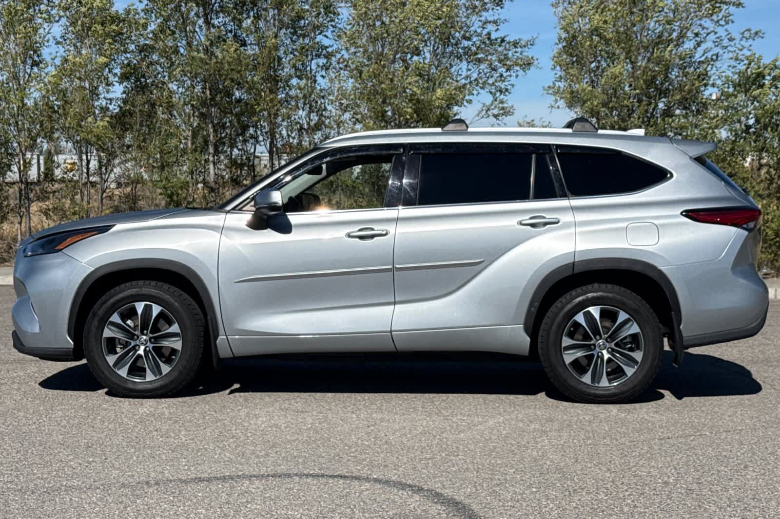 Used 2022 Toyota Highlander XLE AWD/4WD image 4