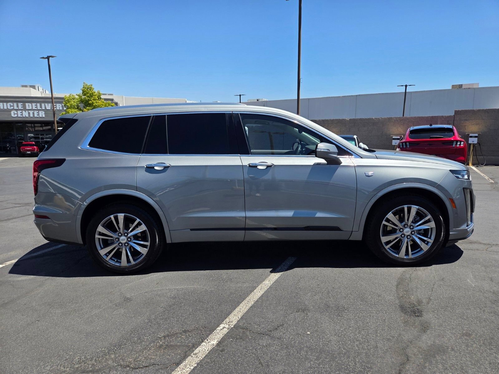 Used 2023 Cadillac XT6 Premium Luxury w/ Technology Package FWD image 7