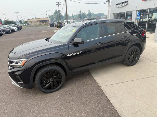 Used 2022 Volkswagen Atlas Cross Sport SE w/ Black Wheel Package AWD/4WD image 3