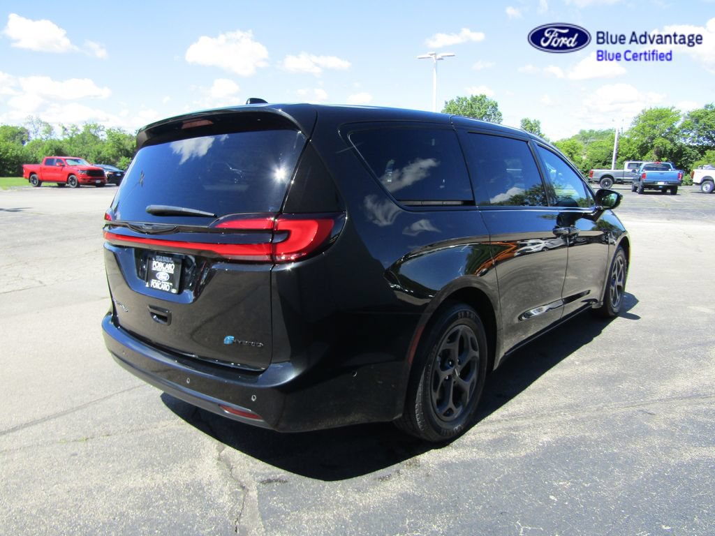 Used 2022 Chrysler Pacifica Limited w/ Uconnect Theater Family Group FWD image 17