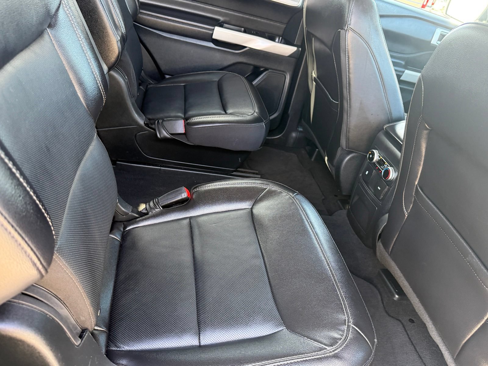 Certified 2024 Ford Explorer Limited RWD image 19