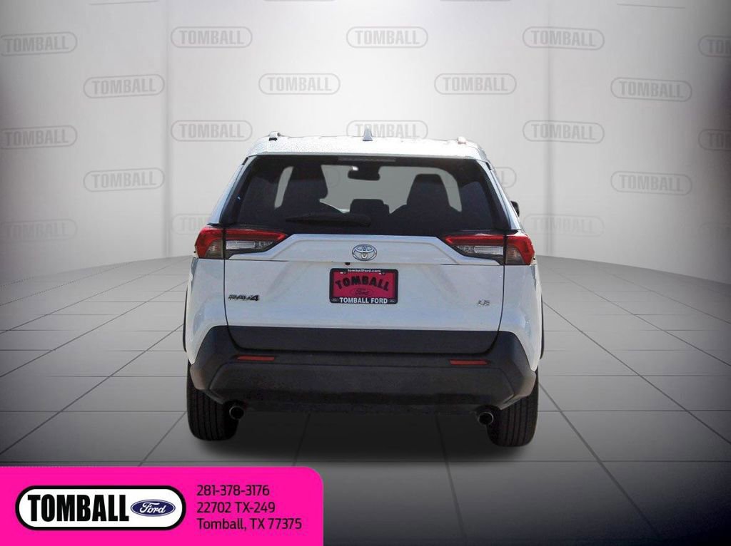 Used 2021 Toyota RAV4 LE FWD image 4