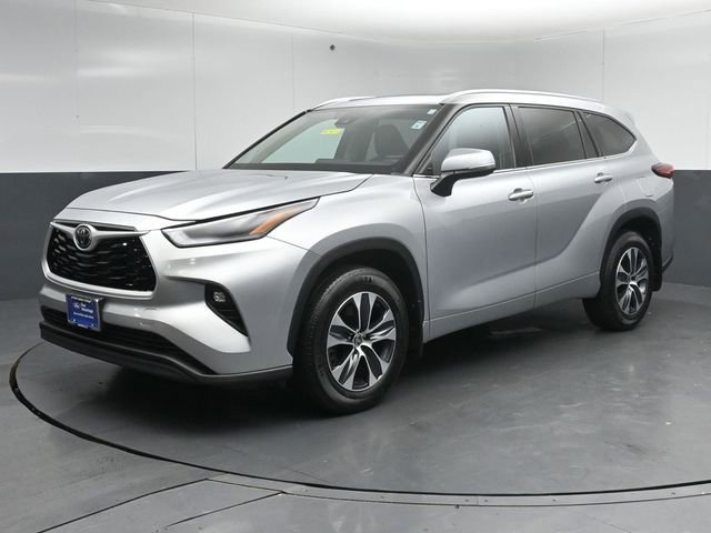 Used 2021 Toyota Highlander XLE AWD/4WD image 3