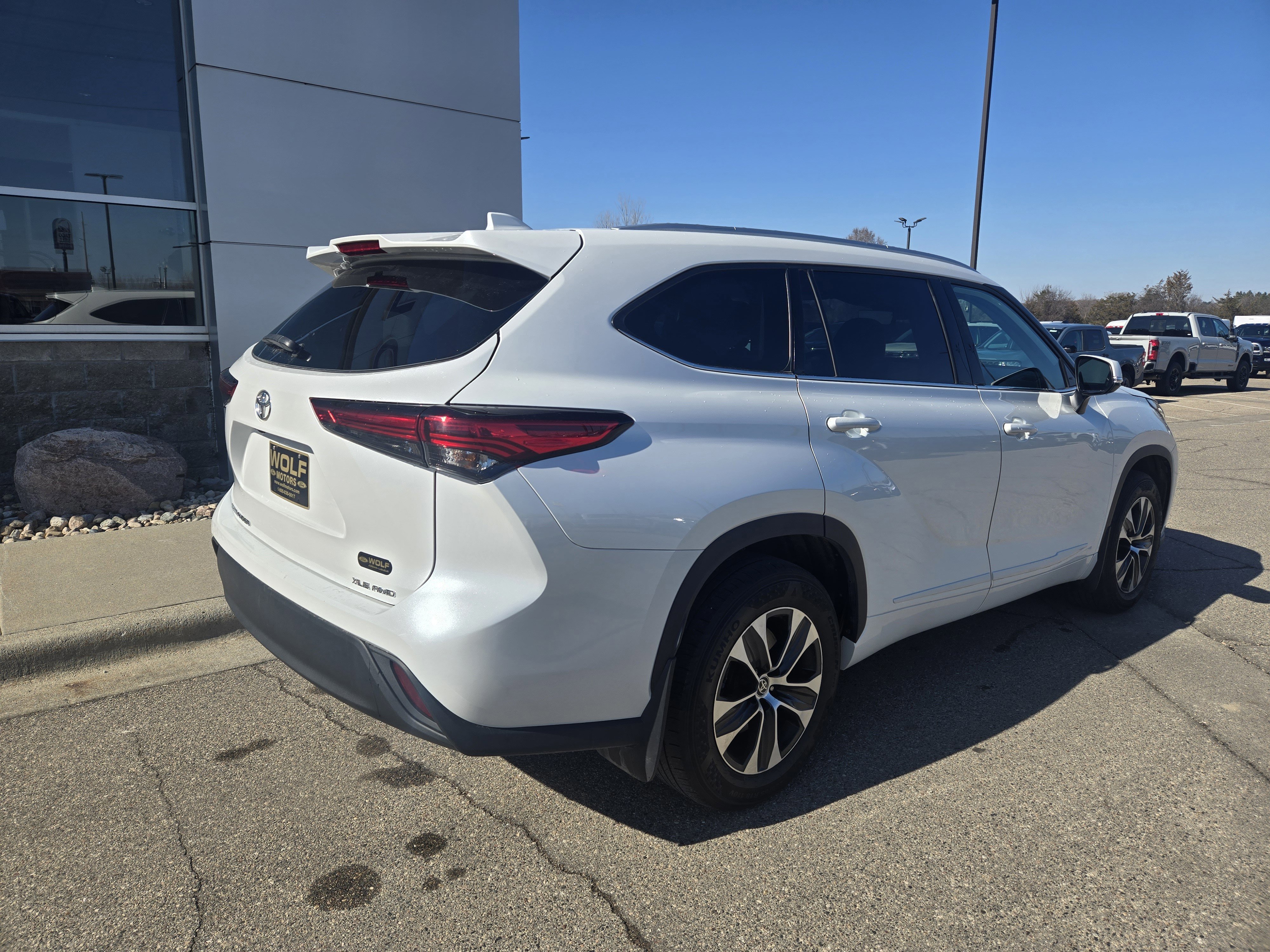 Used 2022 Toyota Highlander XLE AWD/4WD image 5