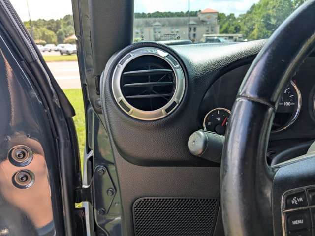 Used 2017 Jeep Wrangler Unlimited Sahara w/ Connectivity Group AWD/4WD image 15