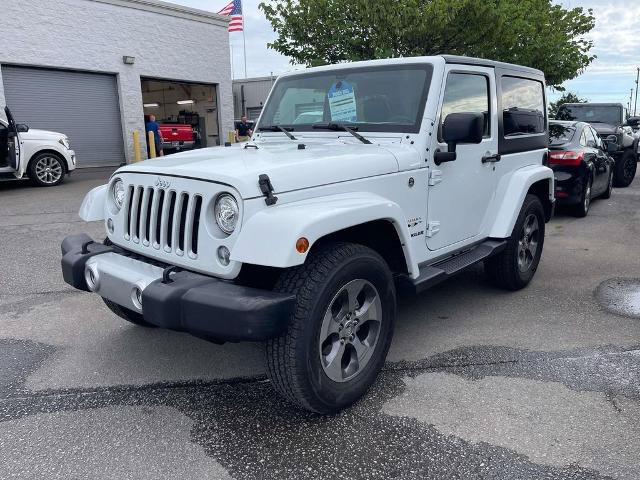 Used 2017 Jeep Wrangler Sahara w/ Connectivity Group AWD/4WD image 3