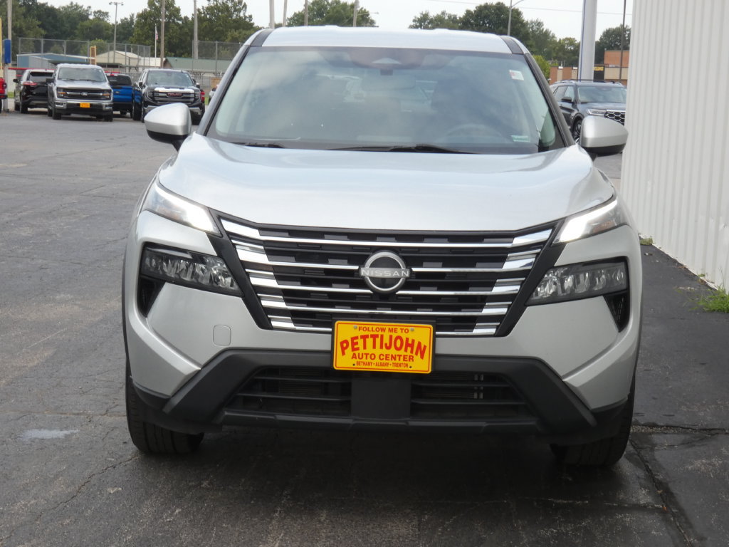 Used 2024 Nissan Rogue SV AWD/4WD image 4