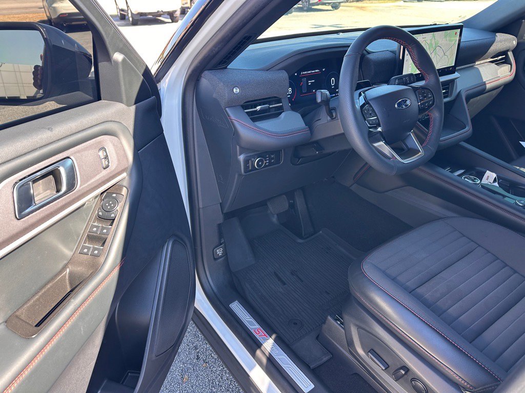 Certified 2025 Ford Explorer ST-Line image 9