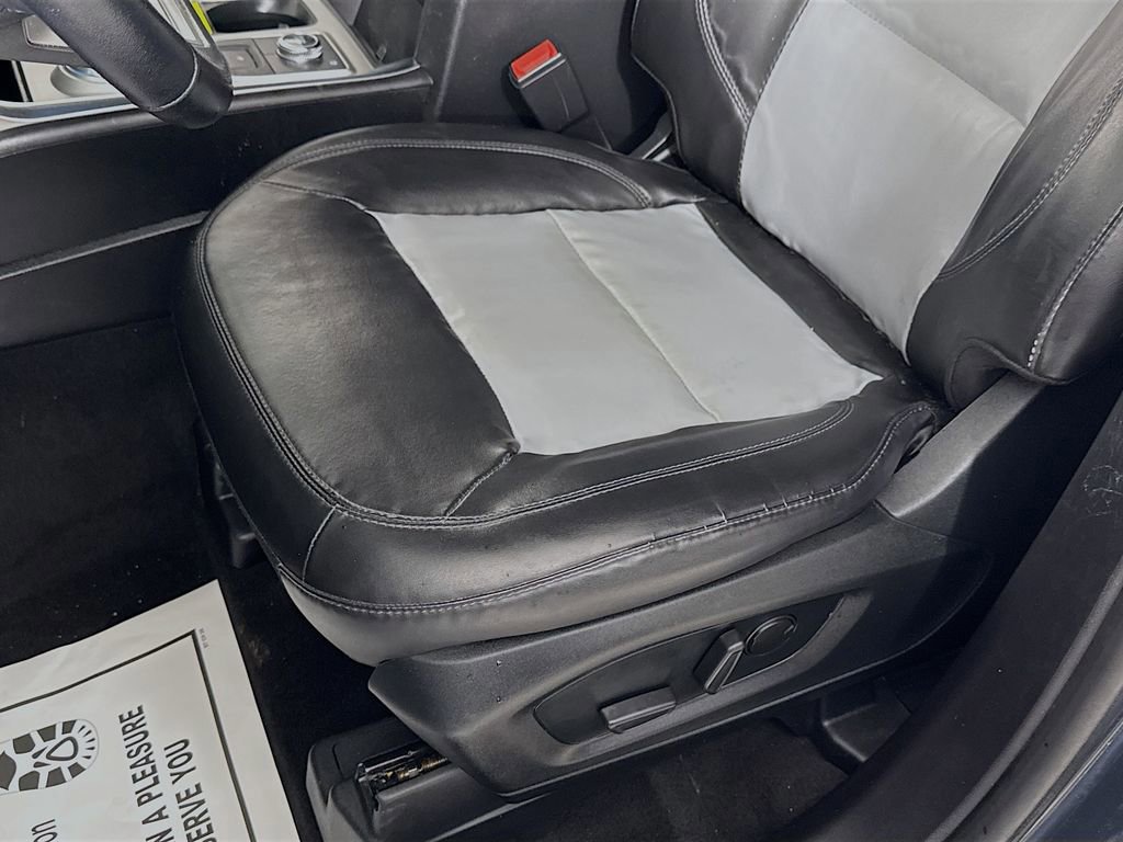 Certified 2022 Ford Explorer XLT w/ Equipment Group 202A image 19