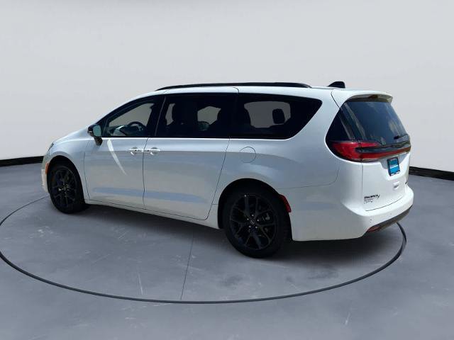 Used 2025 Chrysler Pacifica Limited FWD image 3