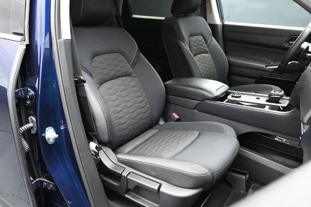 Used 2025 Nissan Pathfinder SV AWD/4WD image 16