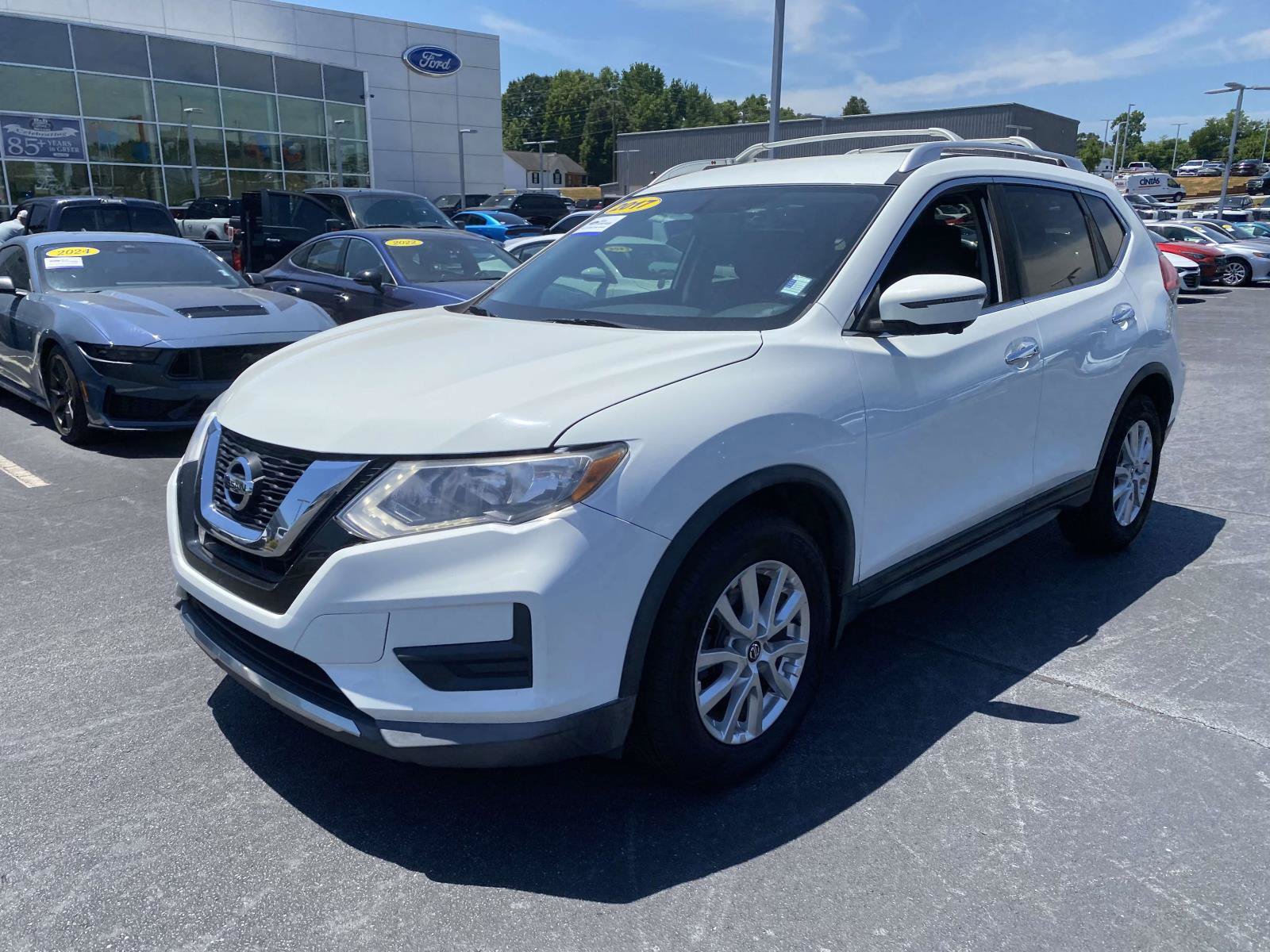 Used 2017 Nissan Rogue SV w/ SV Premium Package FWD image 3