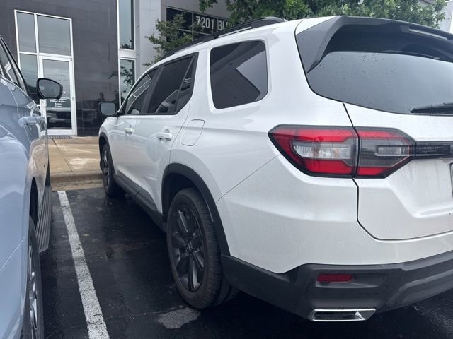 Used 2025 Honda Pilot Sport image 3