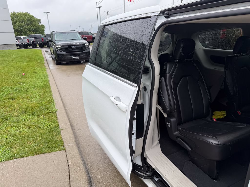 Used 2024 Chrysler Pacifica Touring-L FWD image 21