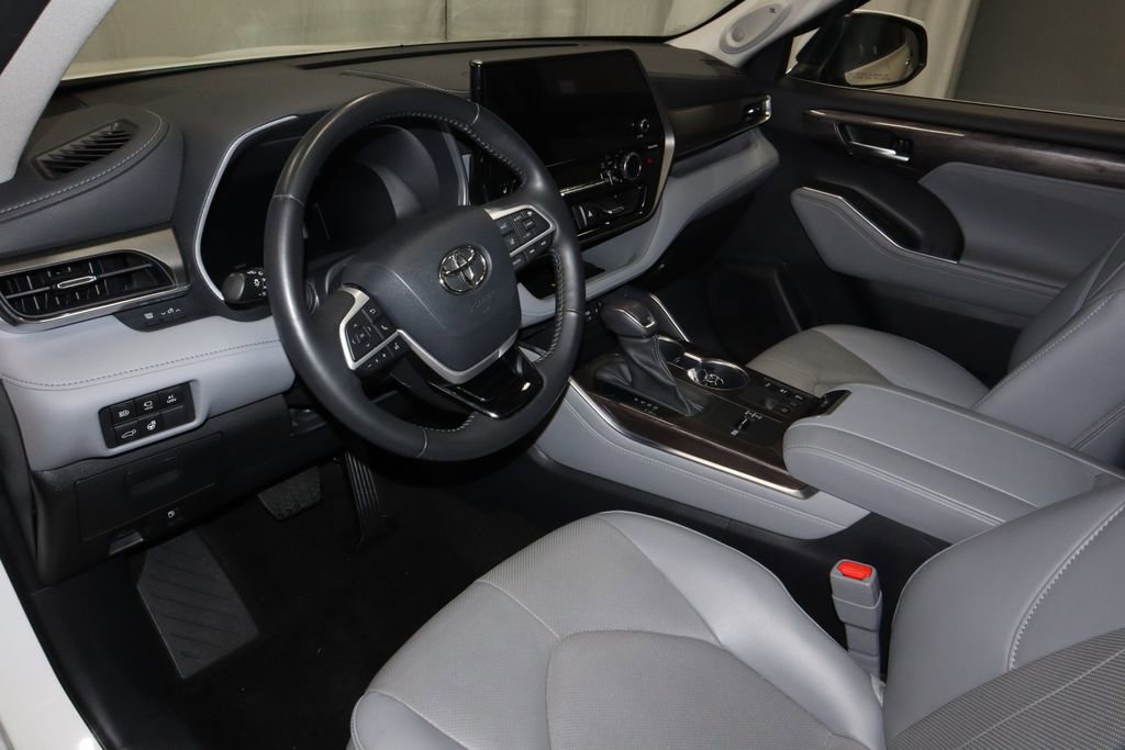 Used 2023 Toyota Highlander Limited image 24