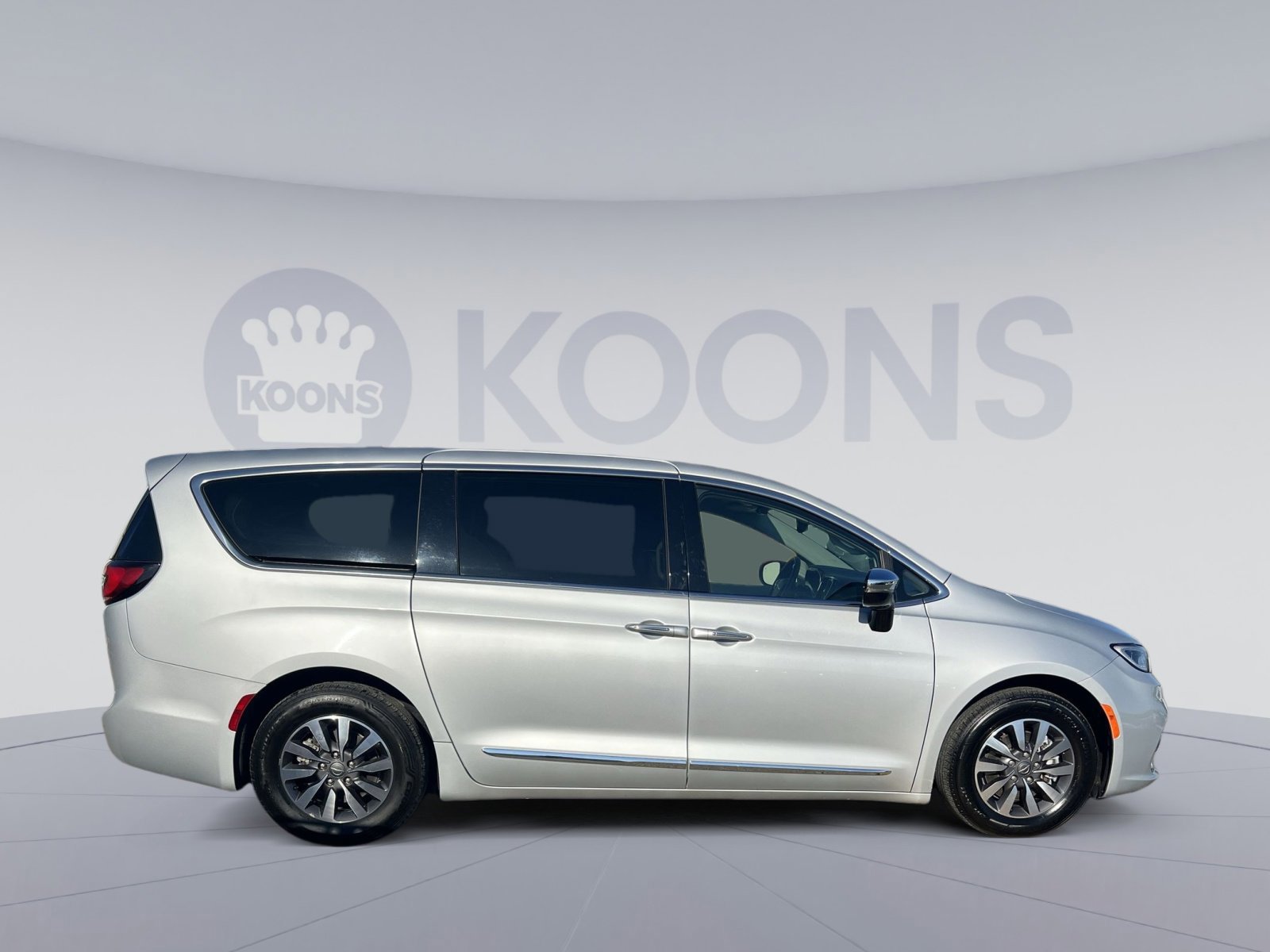 Used 2023 Chrysler Pacifica Limited image 6