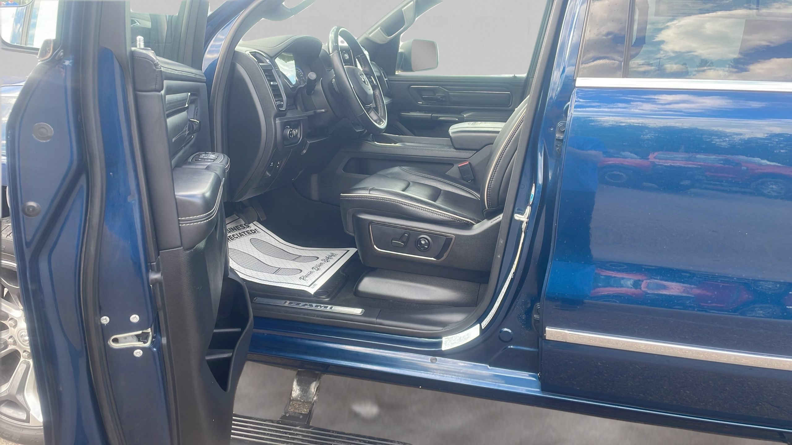 Used 2022 RAM 1500 Limited w/ Body-Colour Bumper Group AWD/4WD image 11