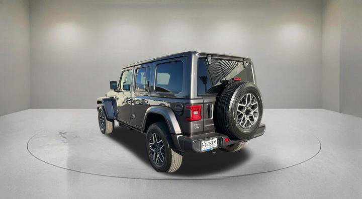 Used 2026 Jeep Wrangler Unlimited Sahara AWD/4WD image 4
