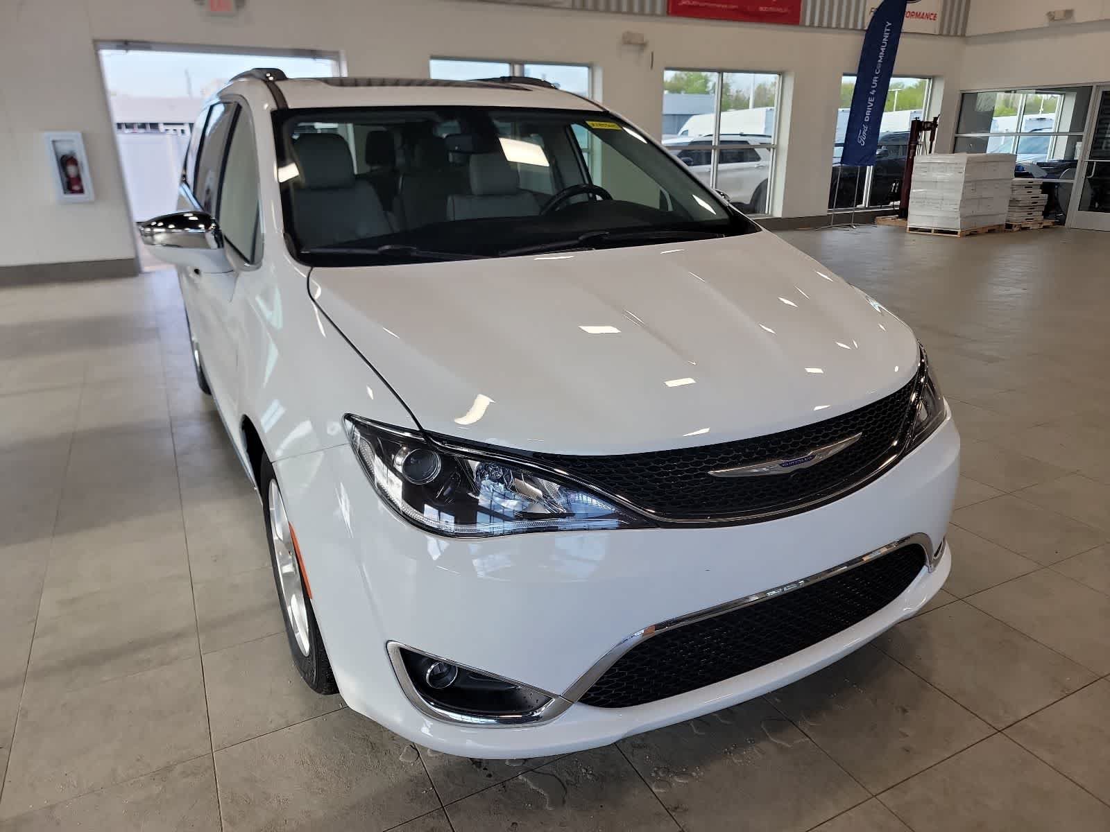 Used 2020 Chrysler Pacifica Limited FWD image 4