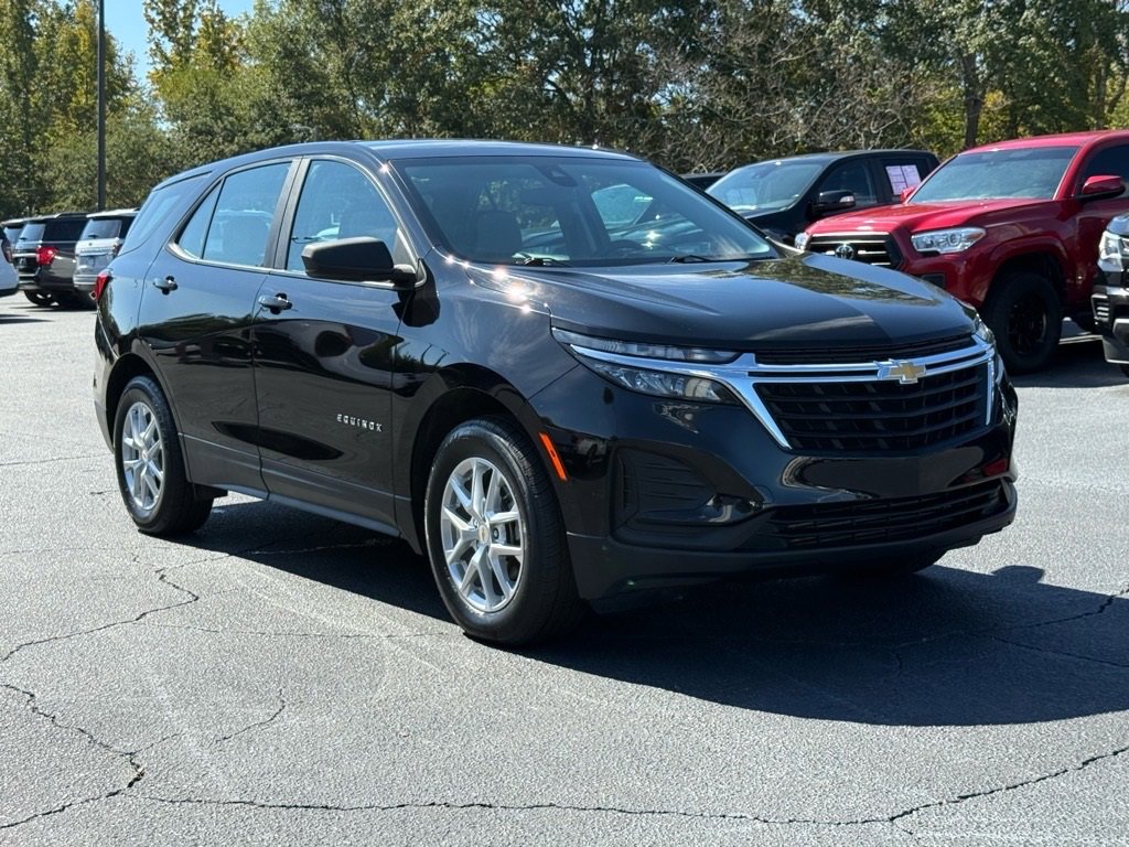 Used 2022 Chevrolet Equinox LS image 2