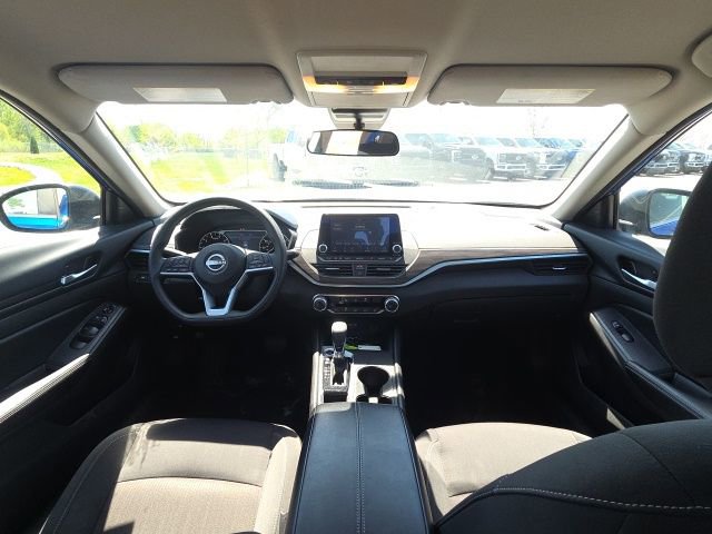 Used 2025 Nissan Altima 2.5 SV FWD image 17