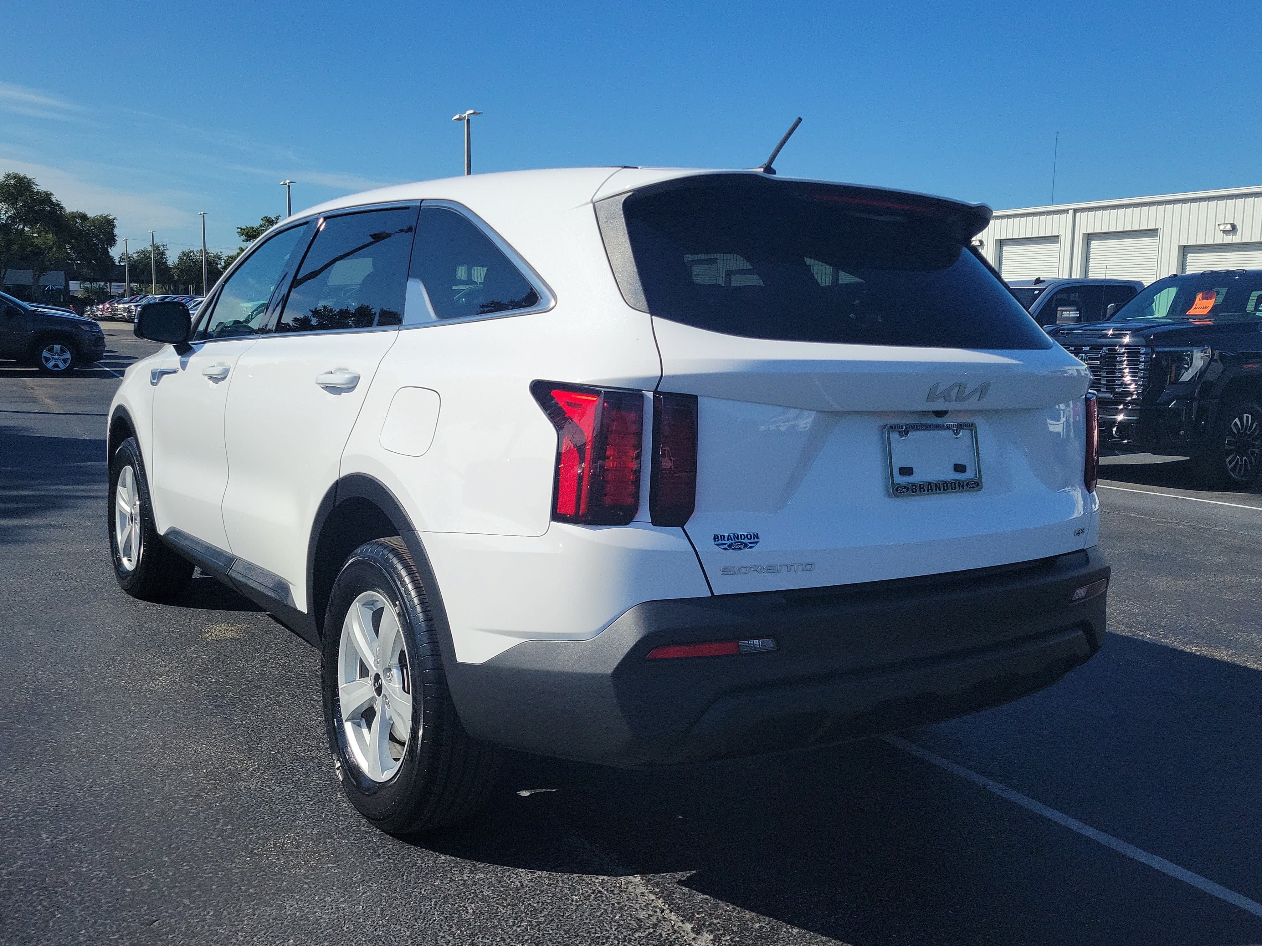 Used 2023 Kia Sorento LX AWD/4WD image 7