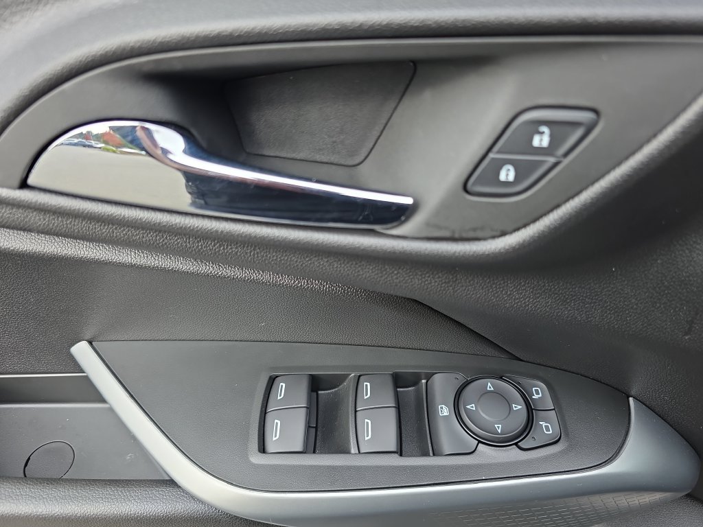 Used 2026 Chevrolet Trax RS FWD image 19