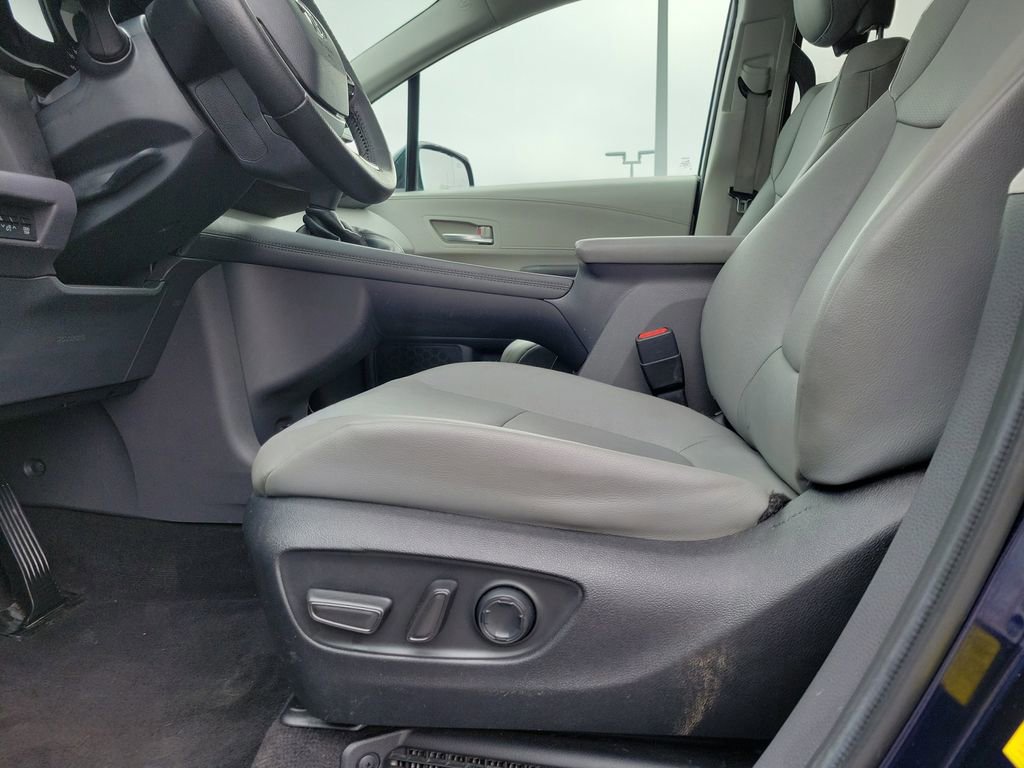 Used 2022 Toyota Sienna XLE image 19