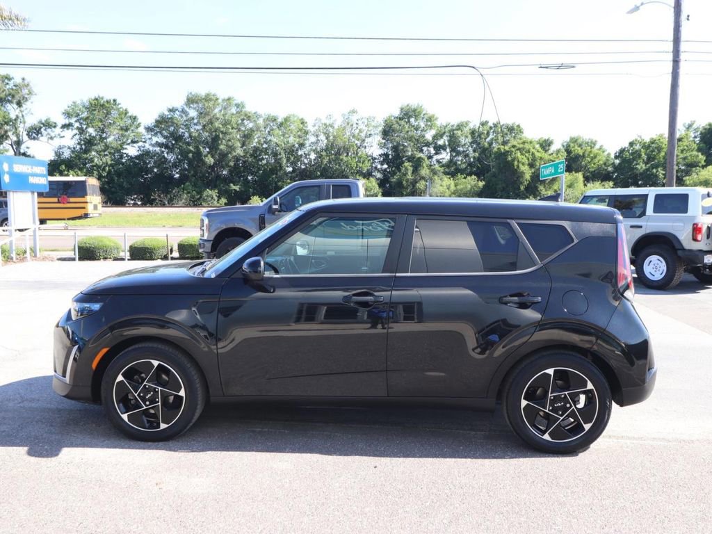 Used 2023 Kia Soul EX FWD image 2