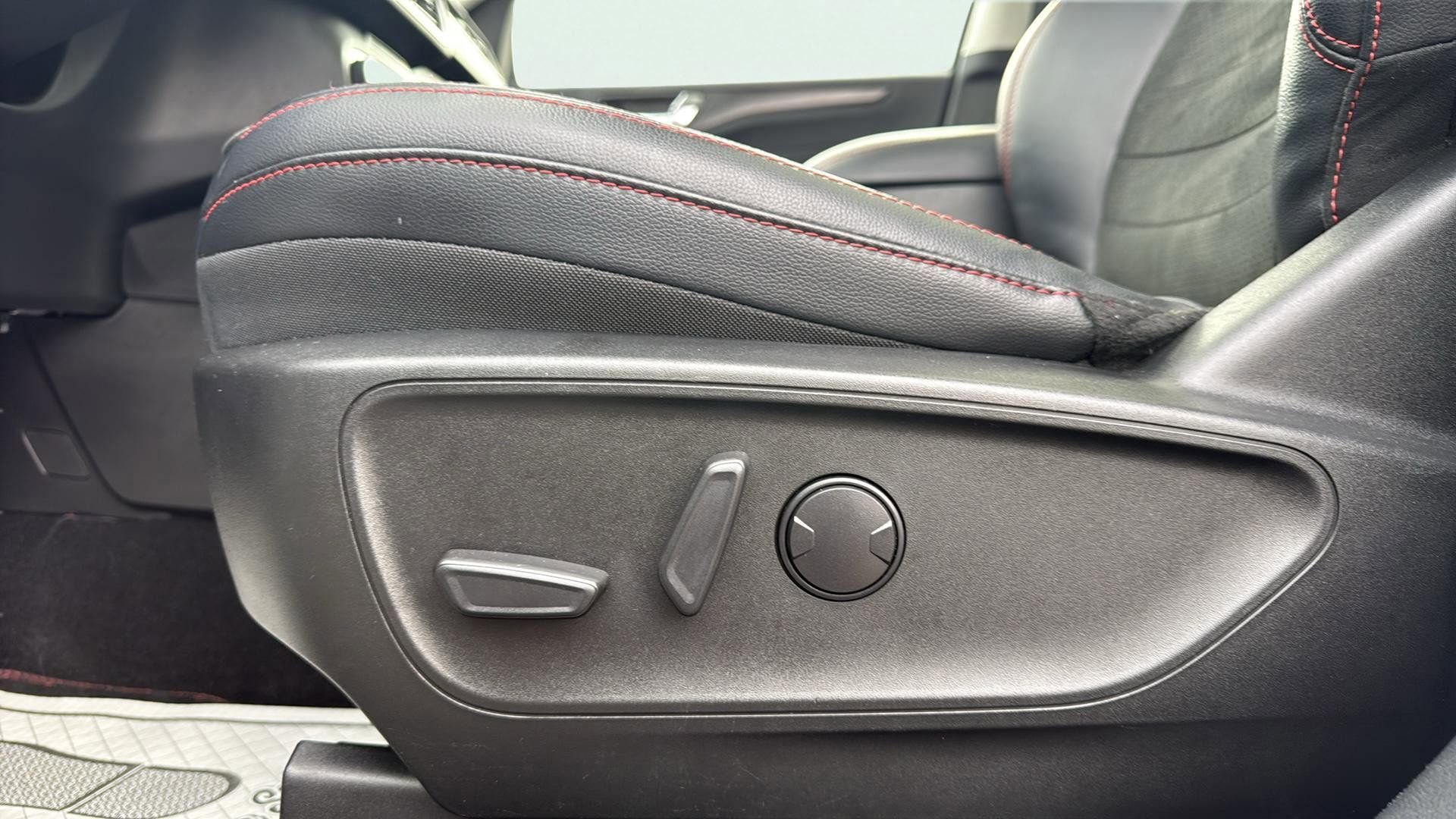 Certified 2022 Ford Escape SEL w/ SEL Stealth AWD Package image 27