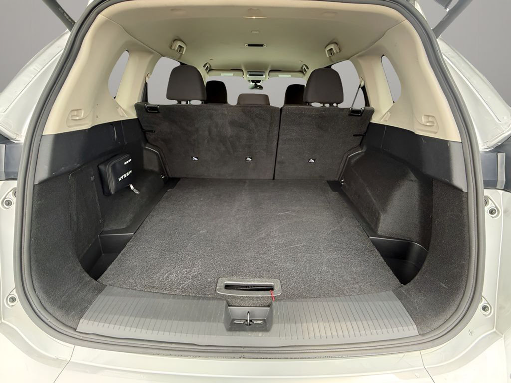 Used 2024 Nissan Rogue SV AWD/4WD image 16