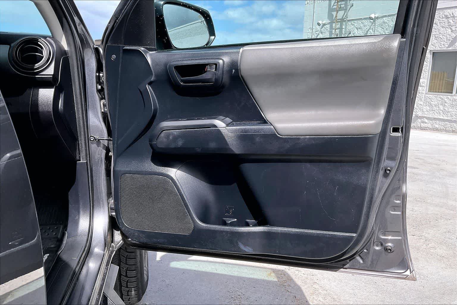 Used 2018 Toyota Tacoma SR5 RWD image 28